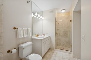 25 E Superior St_019.jpg