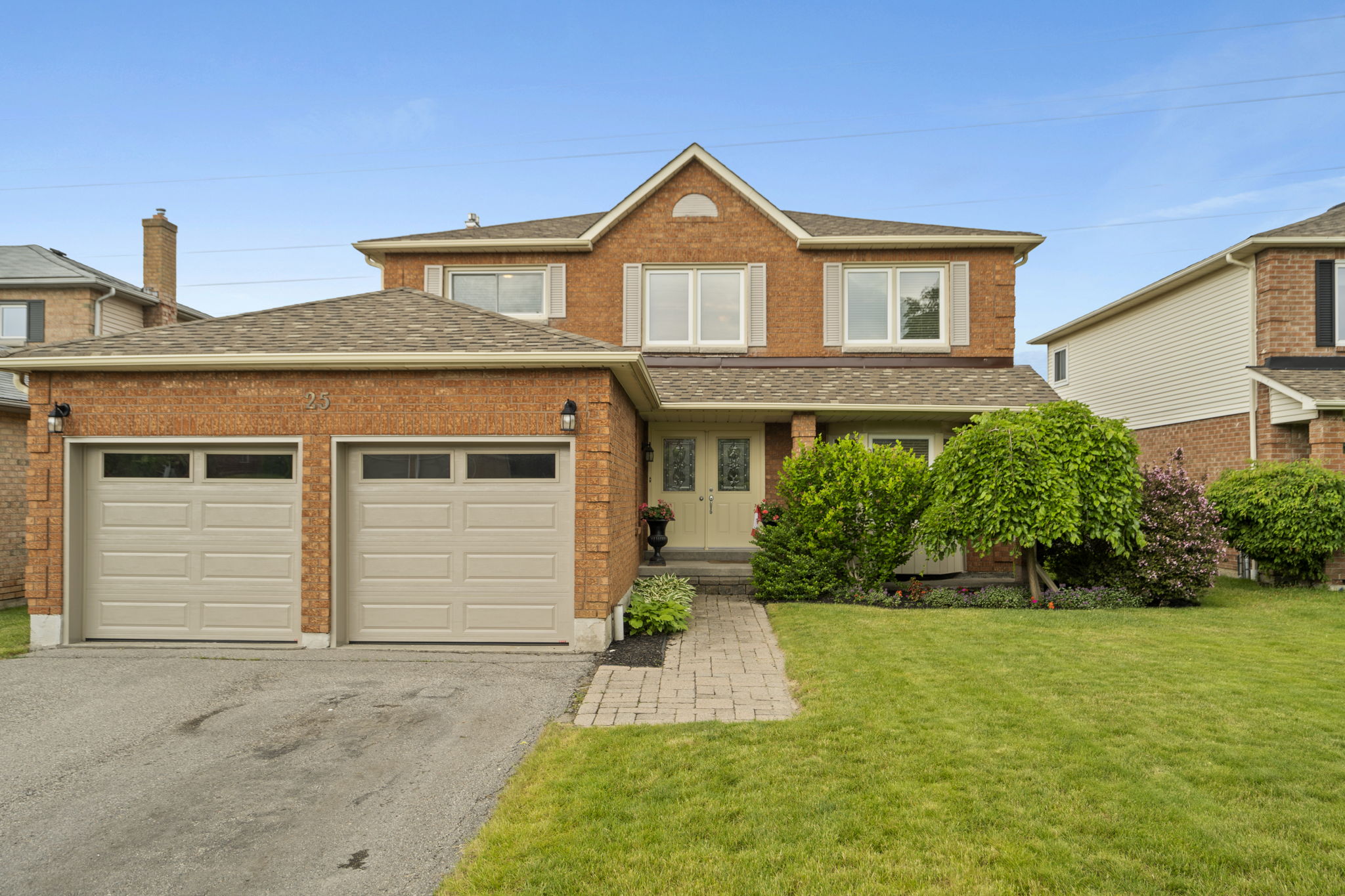 25 Kenyon Ct Whitby, ON L1N 8T3