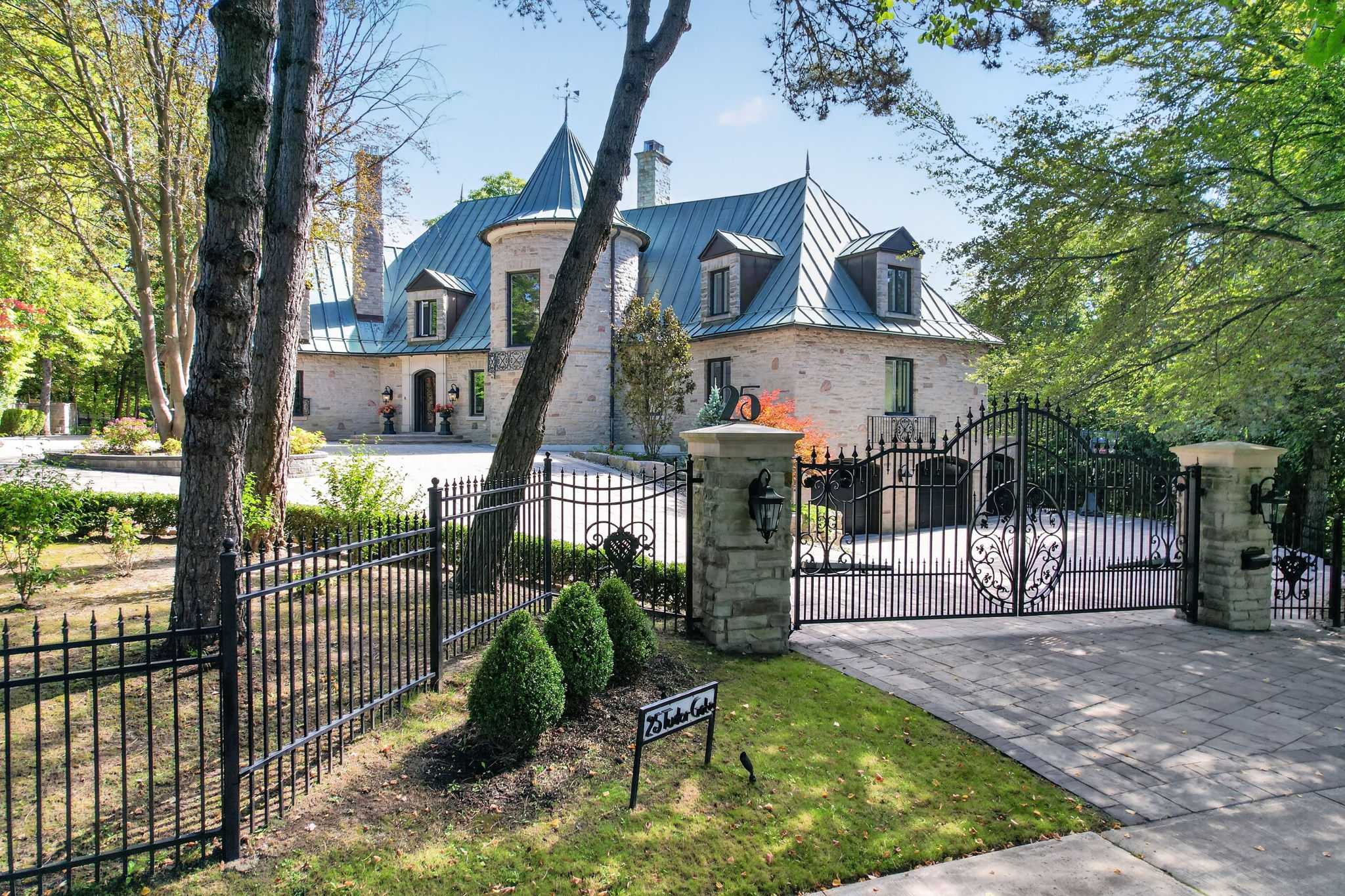 25 Tudor Gate Toronto, ON M2L 1N3