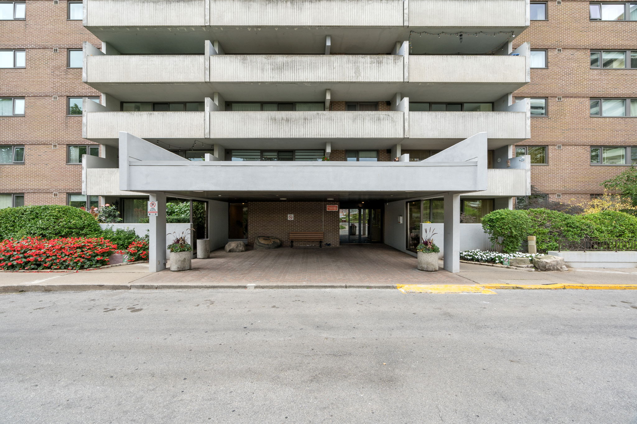 250 Scarlett Rd Unit 713 Toronto, ON M6N 4X5