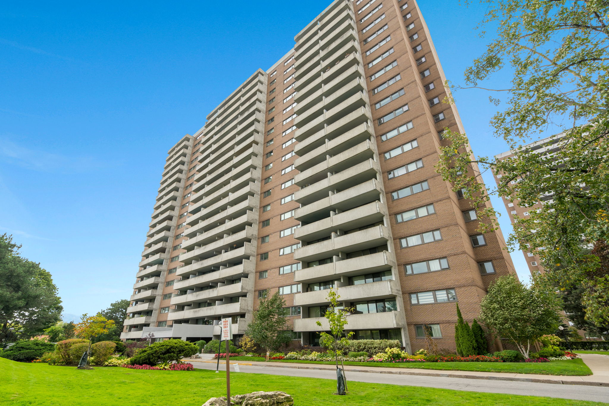 250 Scarlett Rd Unit 713 Toronto, ON M6N 4X5