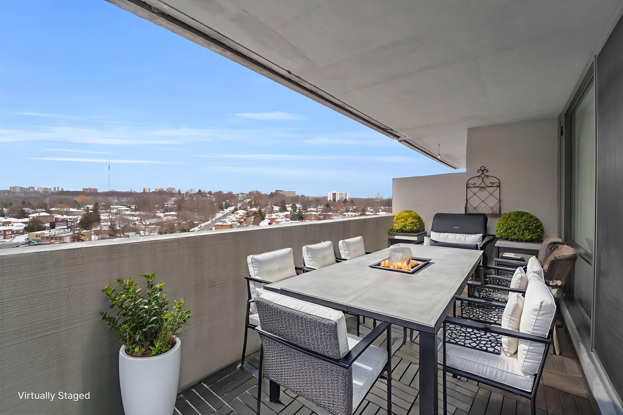 DSC00268 virtually staged.jpeg