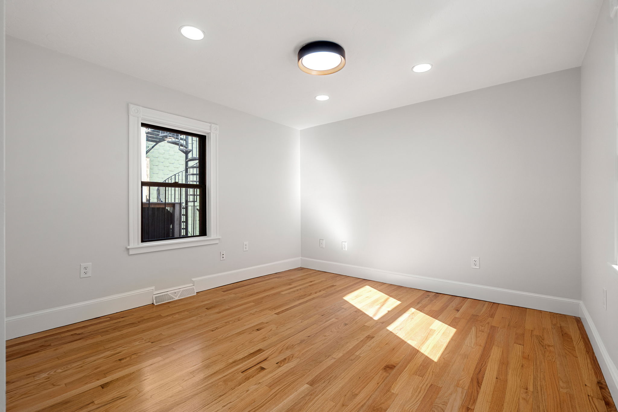 250 W Fifth St, Boston, MA 02127, USA Photo 39
