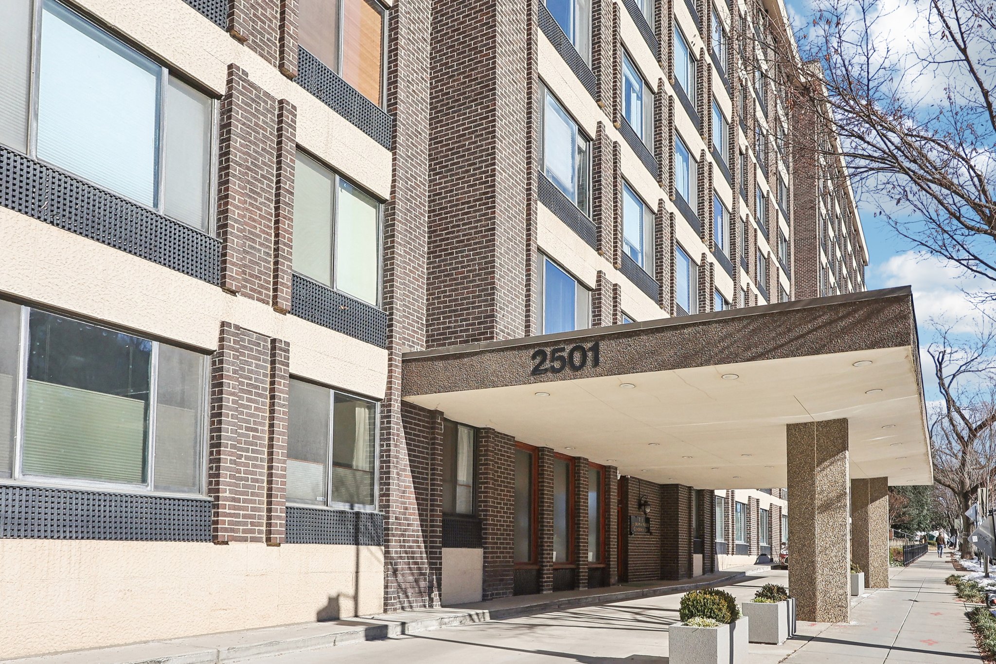 Calvert St NW 508-003.jpg