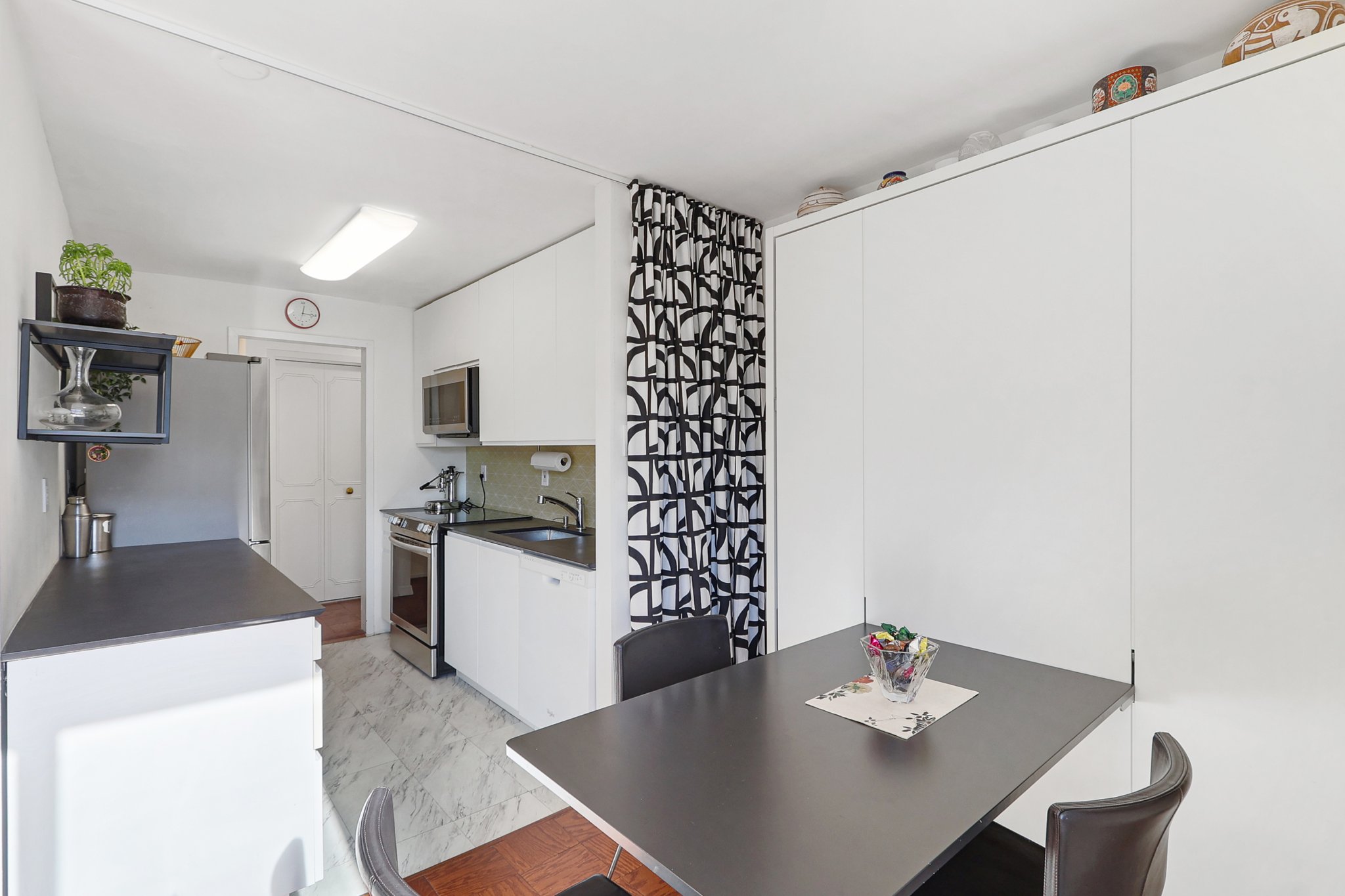 Calvert St NW 508-014.jpg