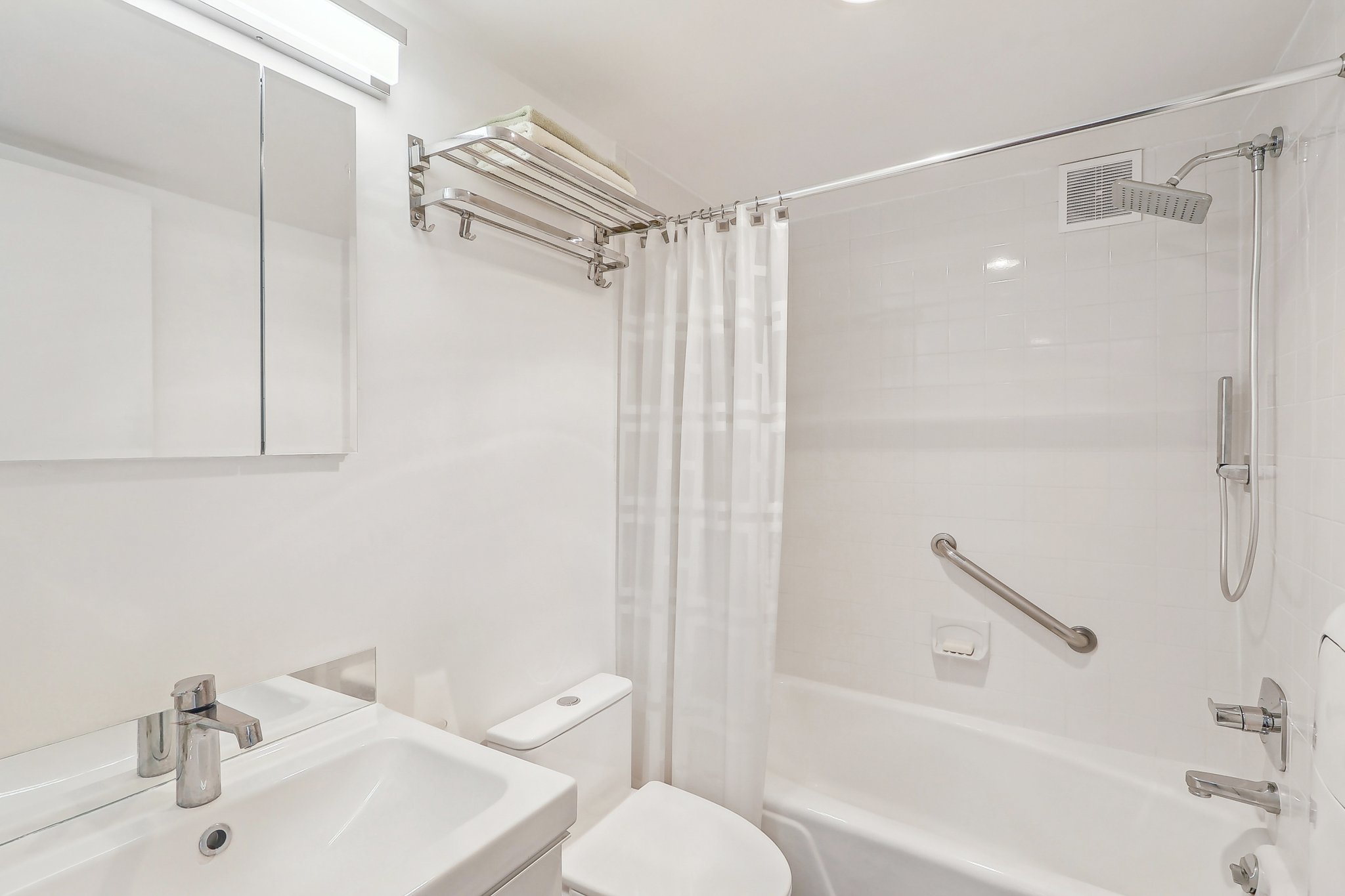 Calvert St NW 508-021.jpg