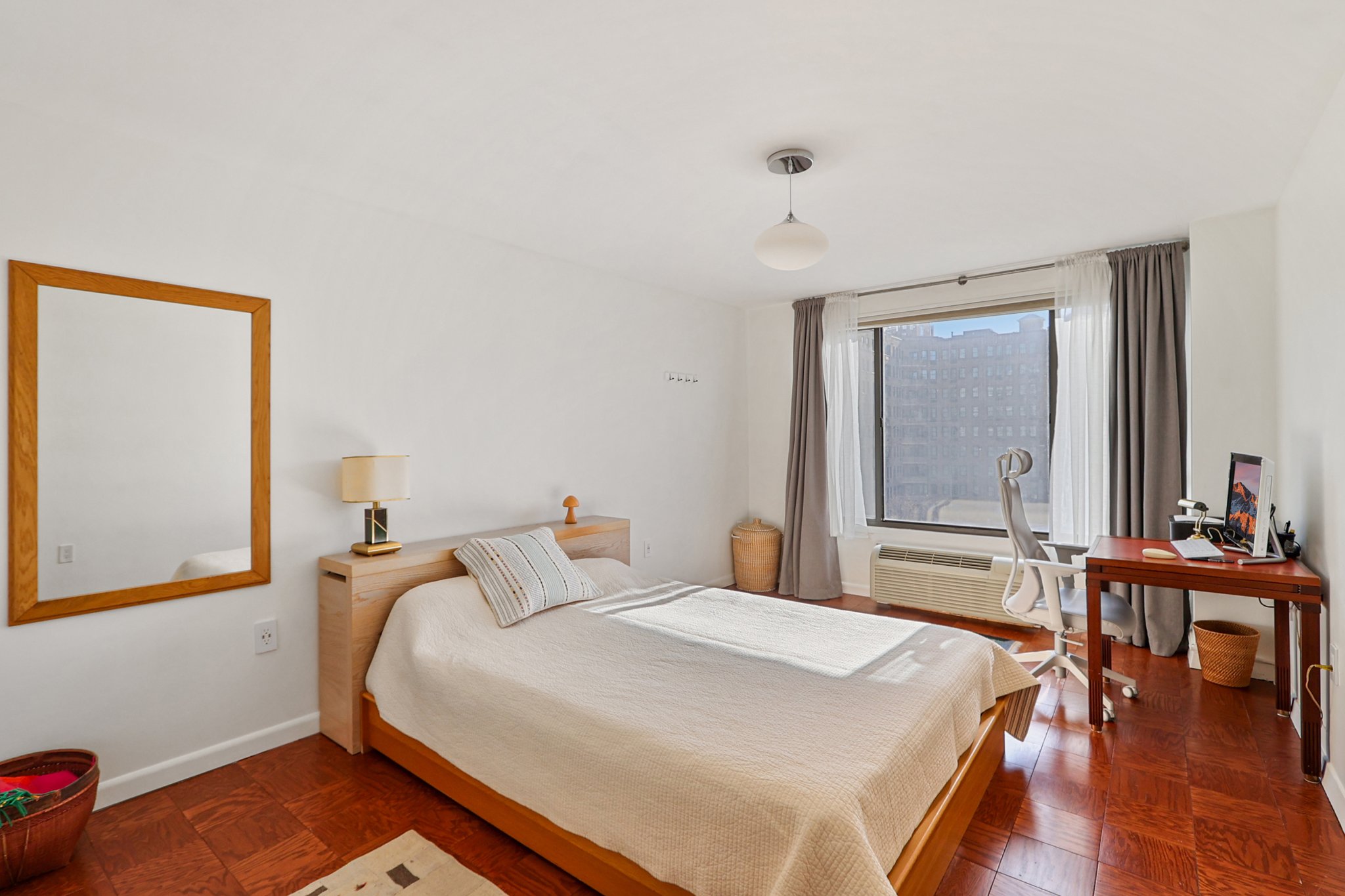 Calvert St NW 508-022.jpg