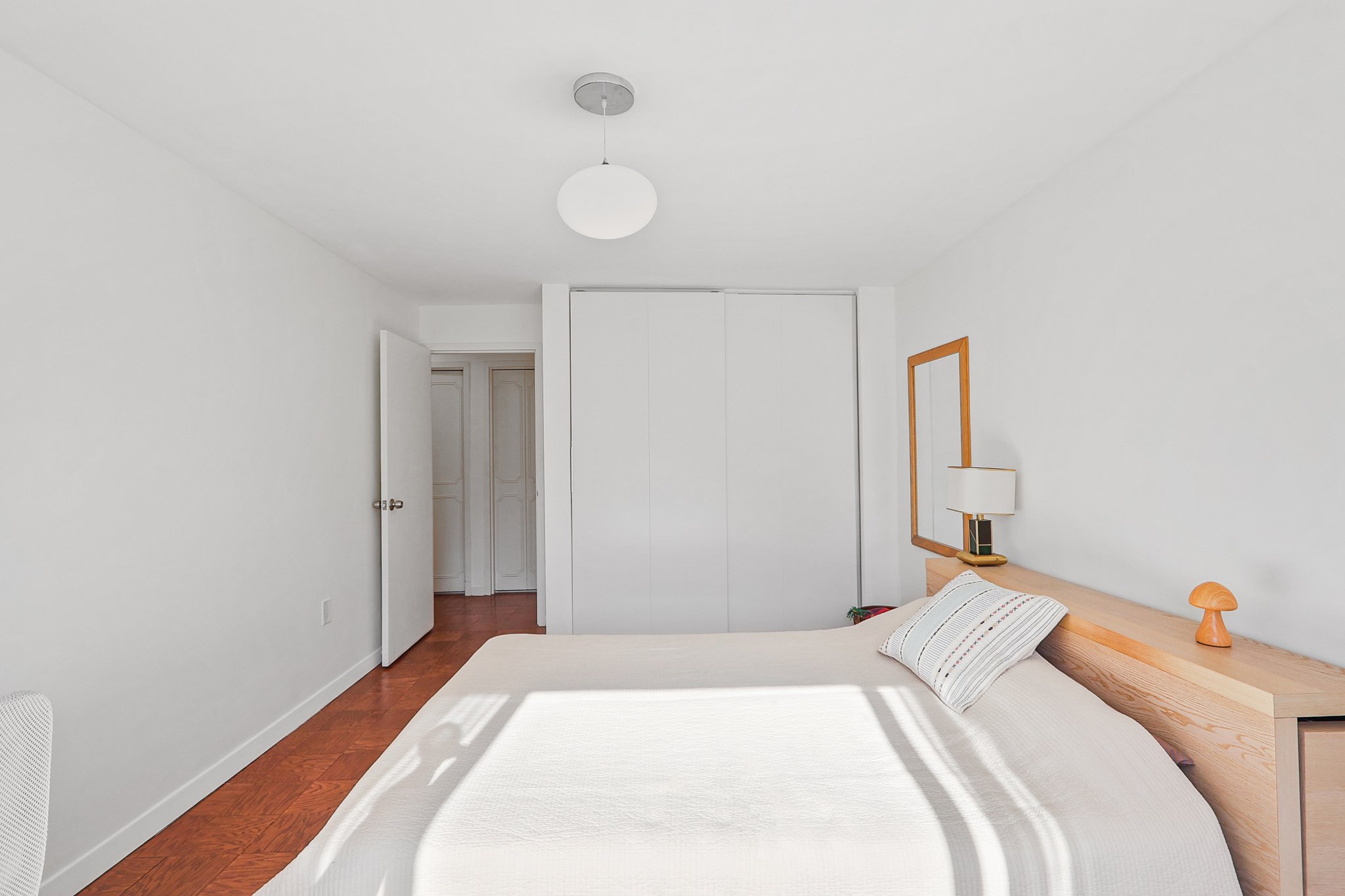 Calvert St NW 508-025.jpg