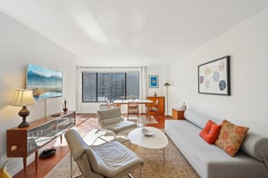Calvert St NW 508-007.jpg