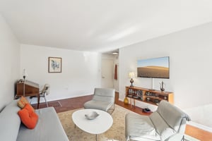 Calvert St NW 508-009.jpg