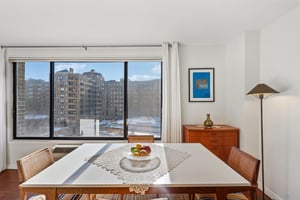 Calvert St NW 508-011.jpg