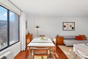 Calvert St NW 508-012.jpg