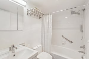 Calvert St NW 508-021.jpg