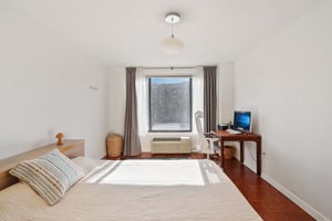 Calvert St NW 508-023.jpg