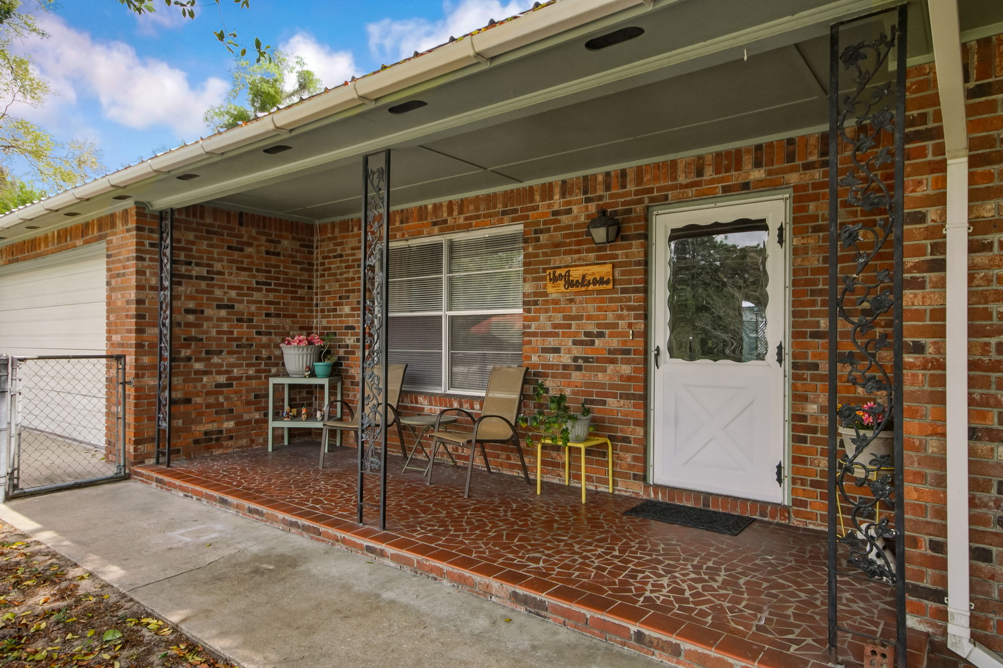 Front Porch/Entrance