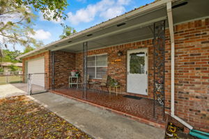 Front Porch/Entrance