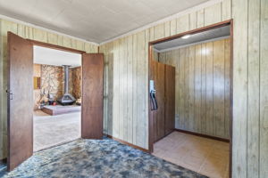 Bed 1 Closet