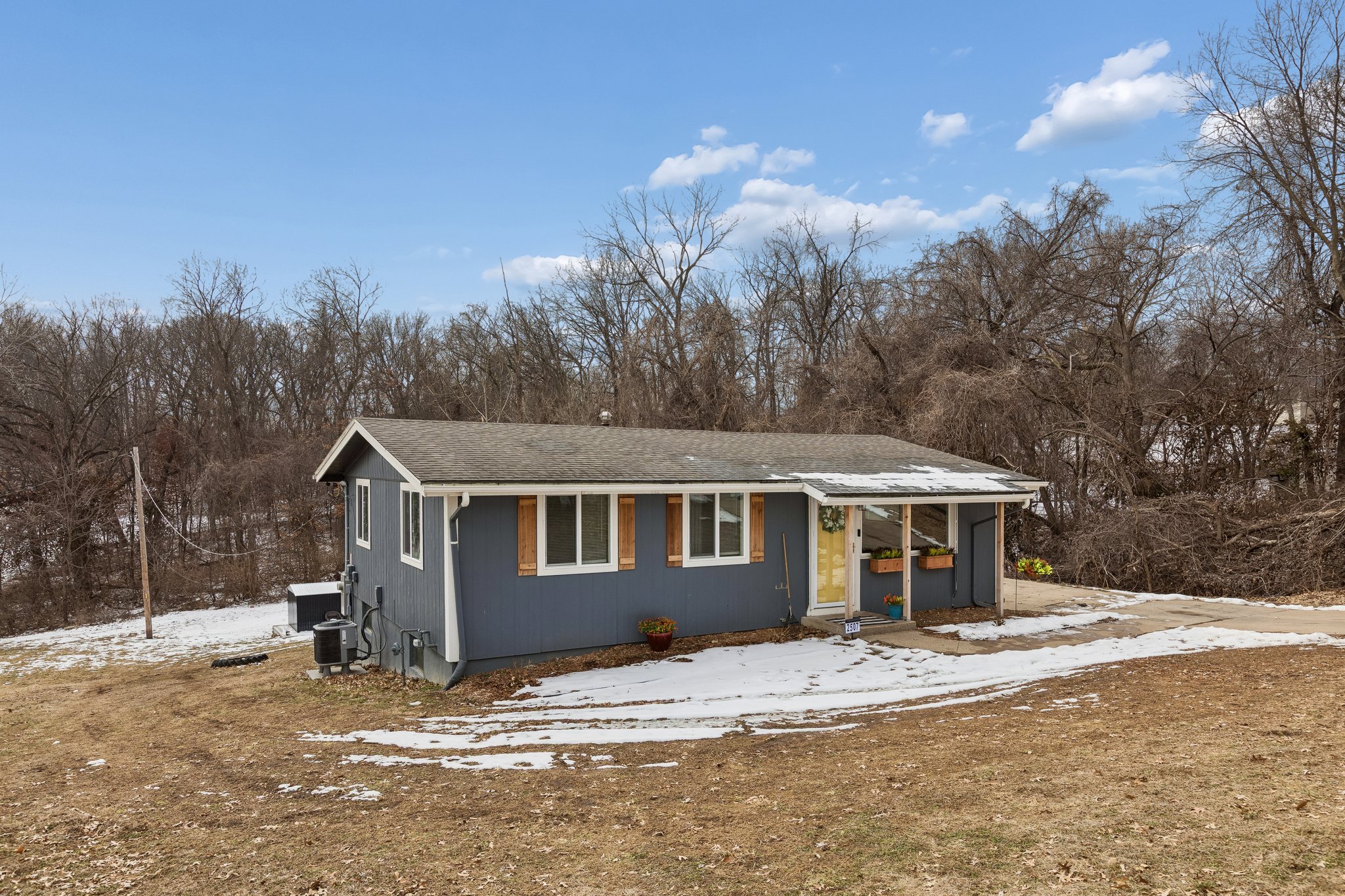 8003 - 2507 NE 37th Terrace_003.jpg