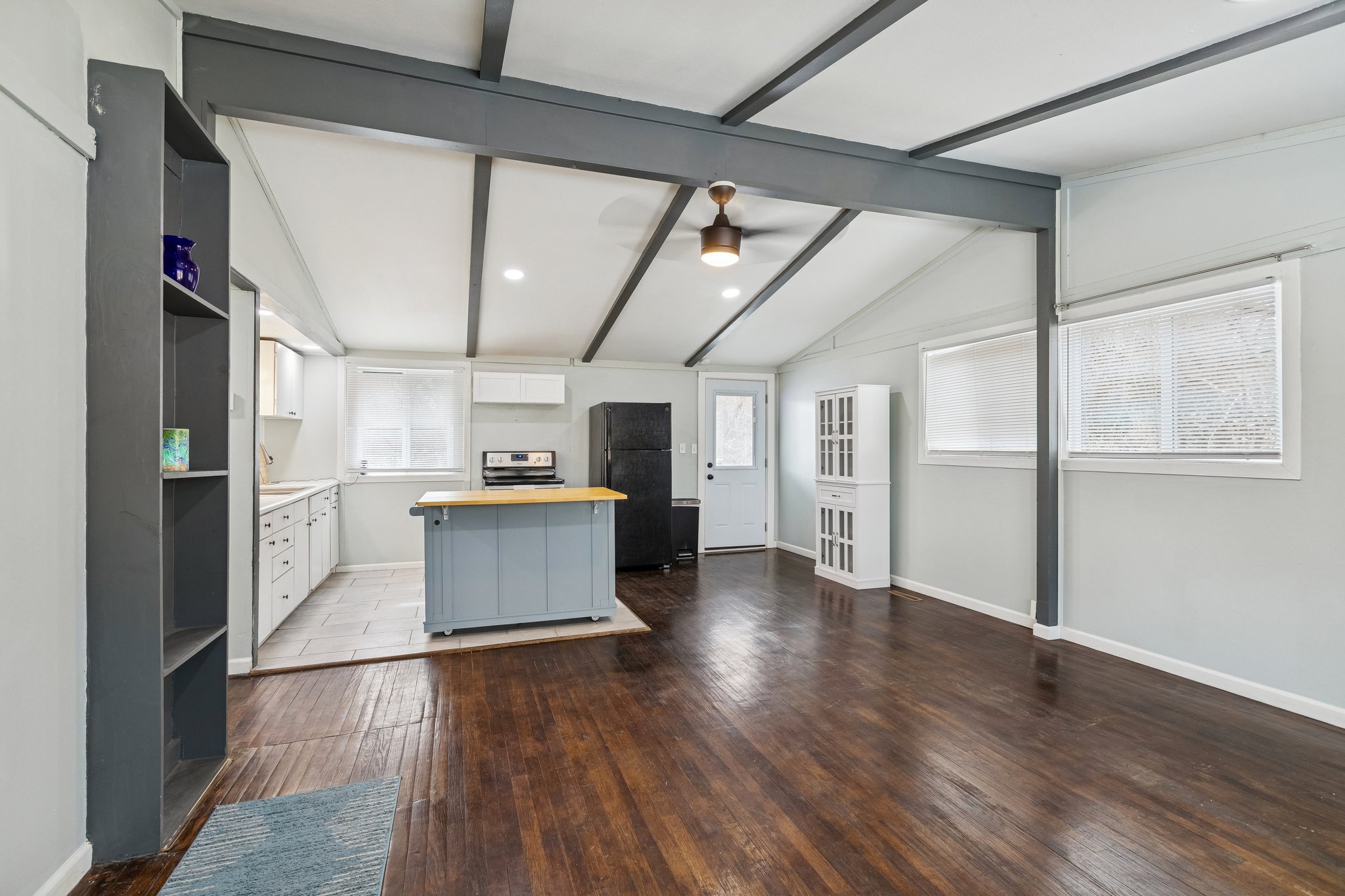 8003 - 2507 NE 37th Terrace_008.jpg