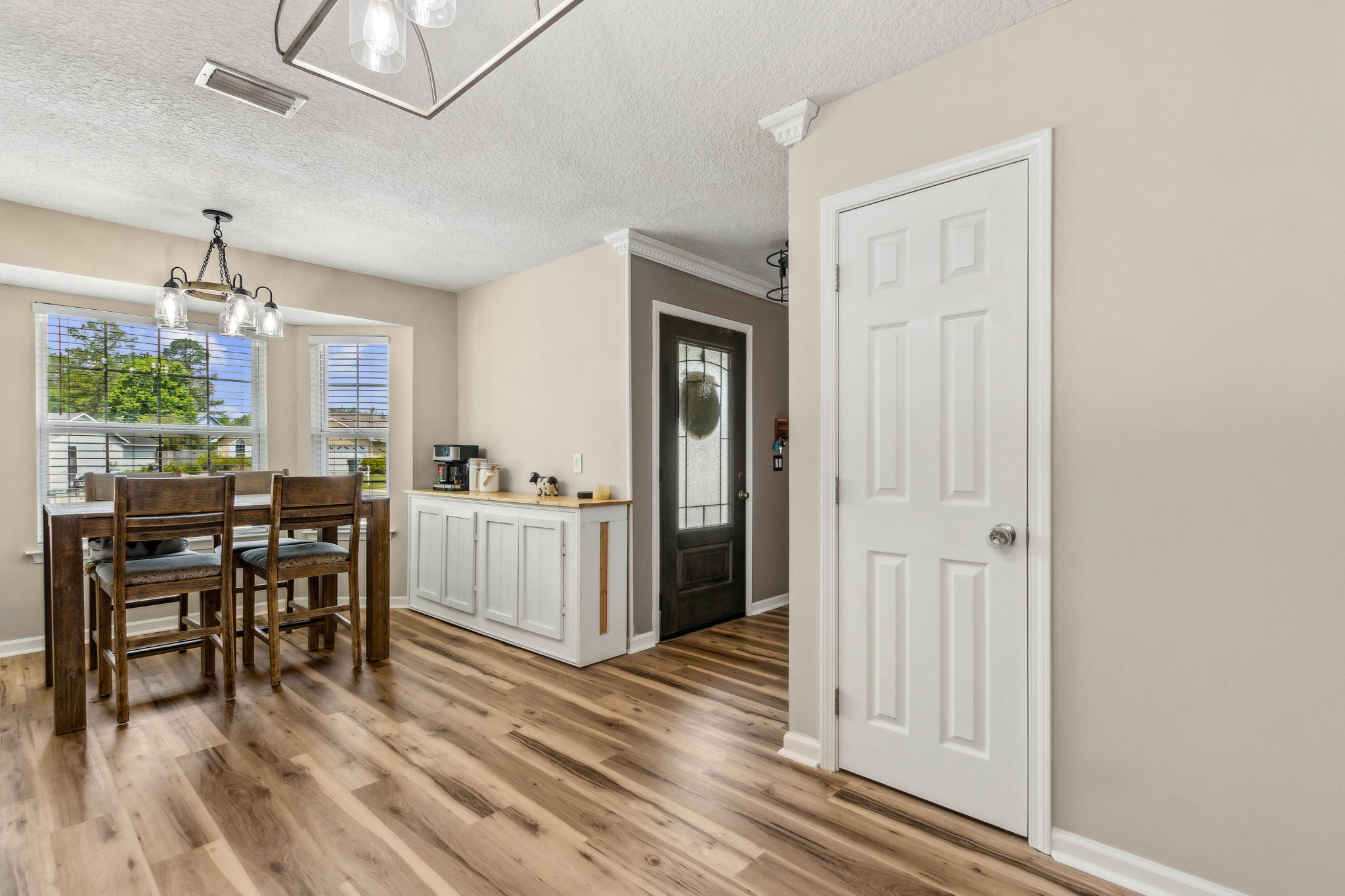 Kitchen/Eating Area