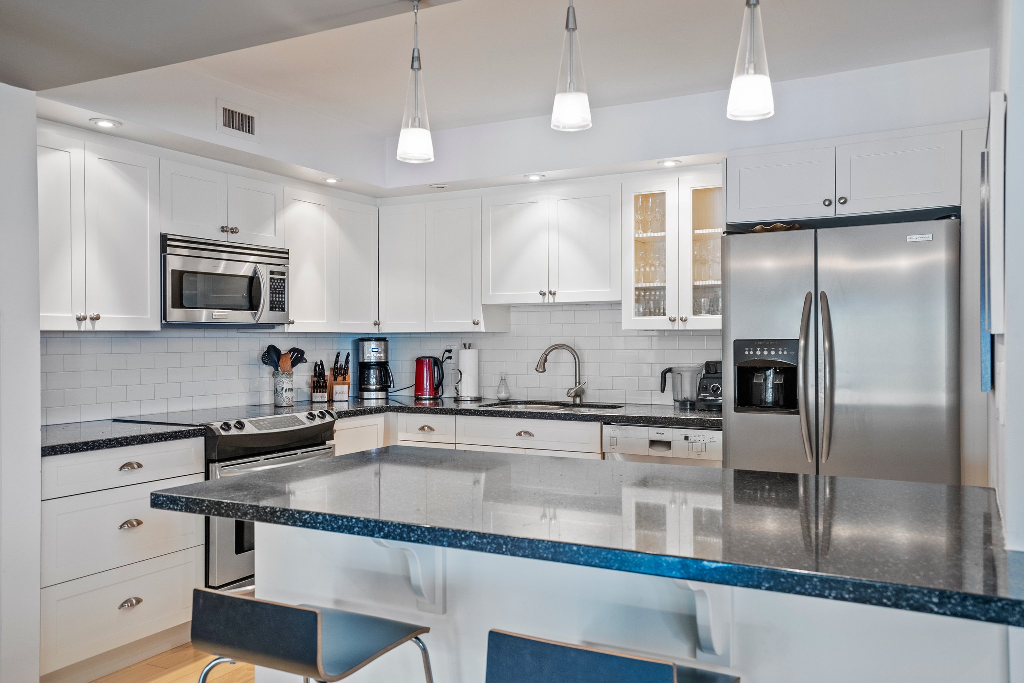 251 Queens Quay W Unit 707 Toronto, ON M5J 2N6