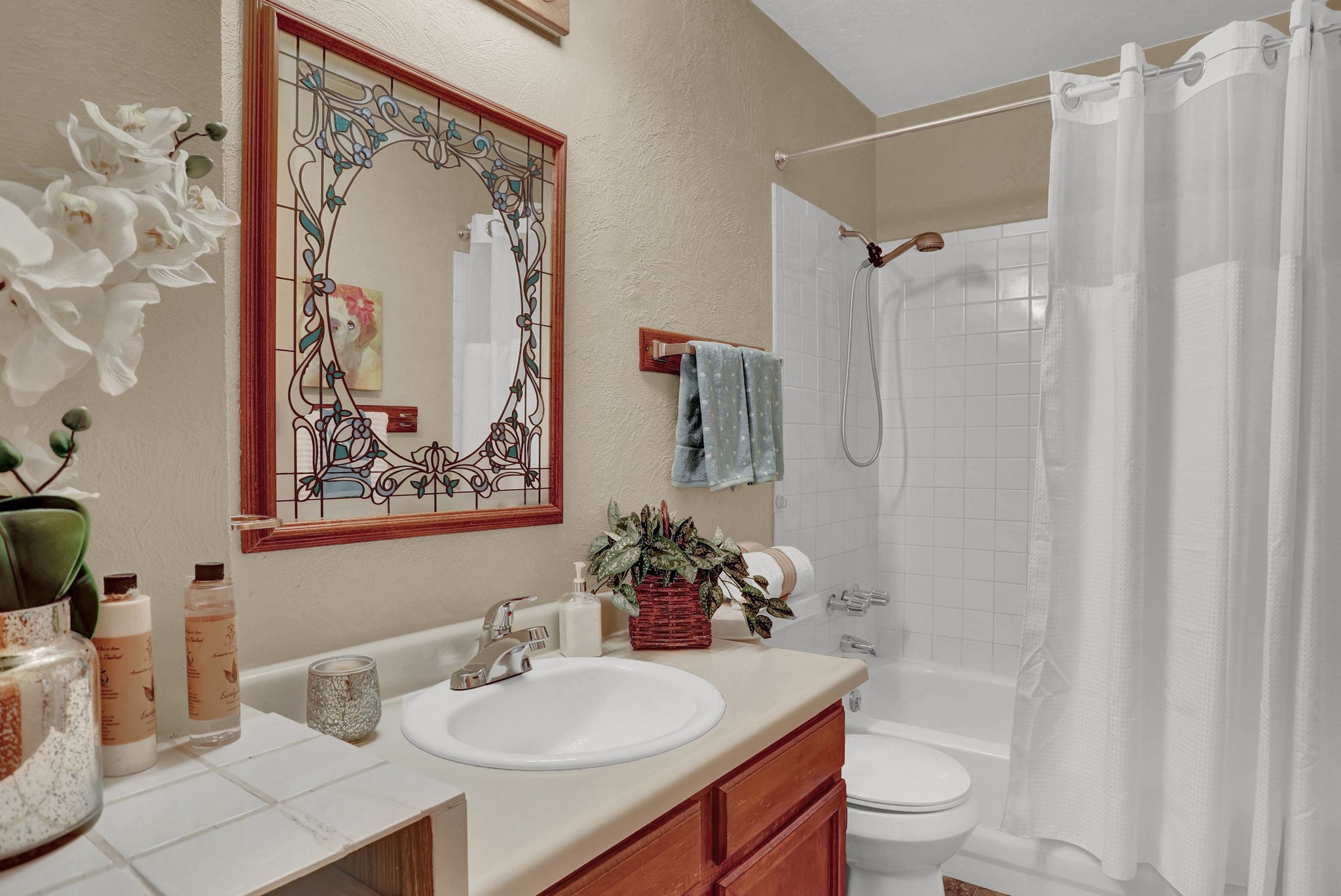 Upper level bathroom.