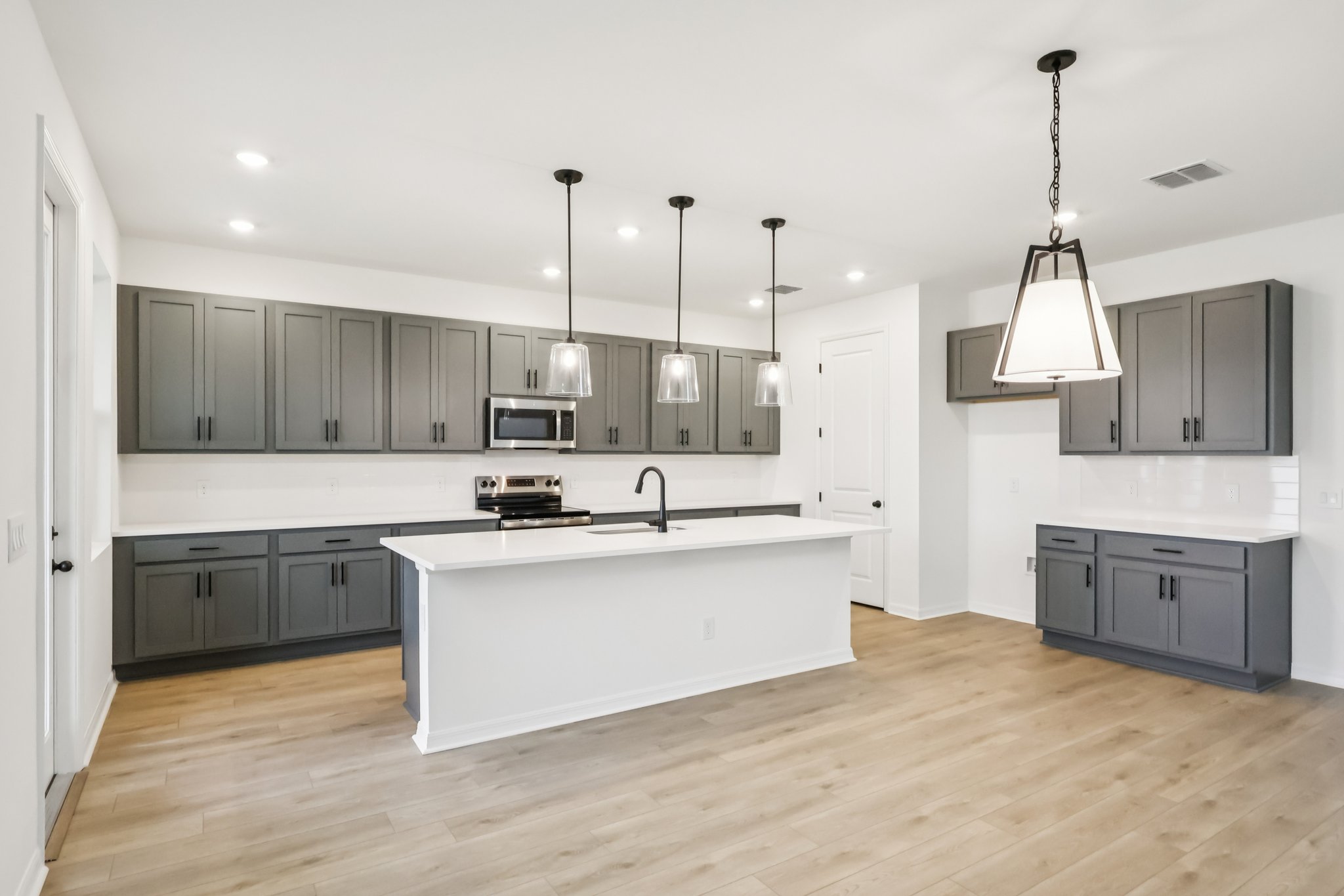 Broadwing St-S1401-013.jpg