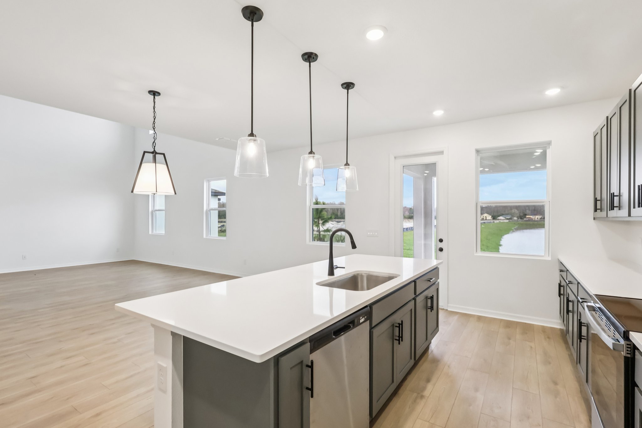 Broadwing St-S1401-015.jpg