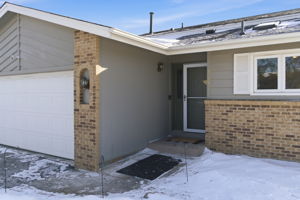 Welcome to 2517 Crestmount Ln, Burnsville, MN 55306