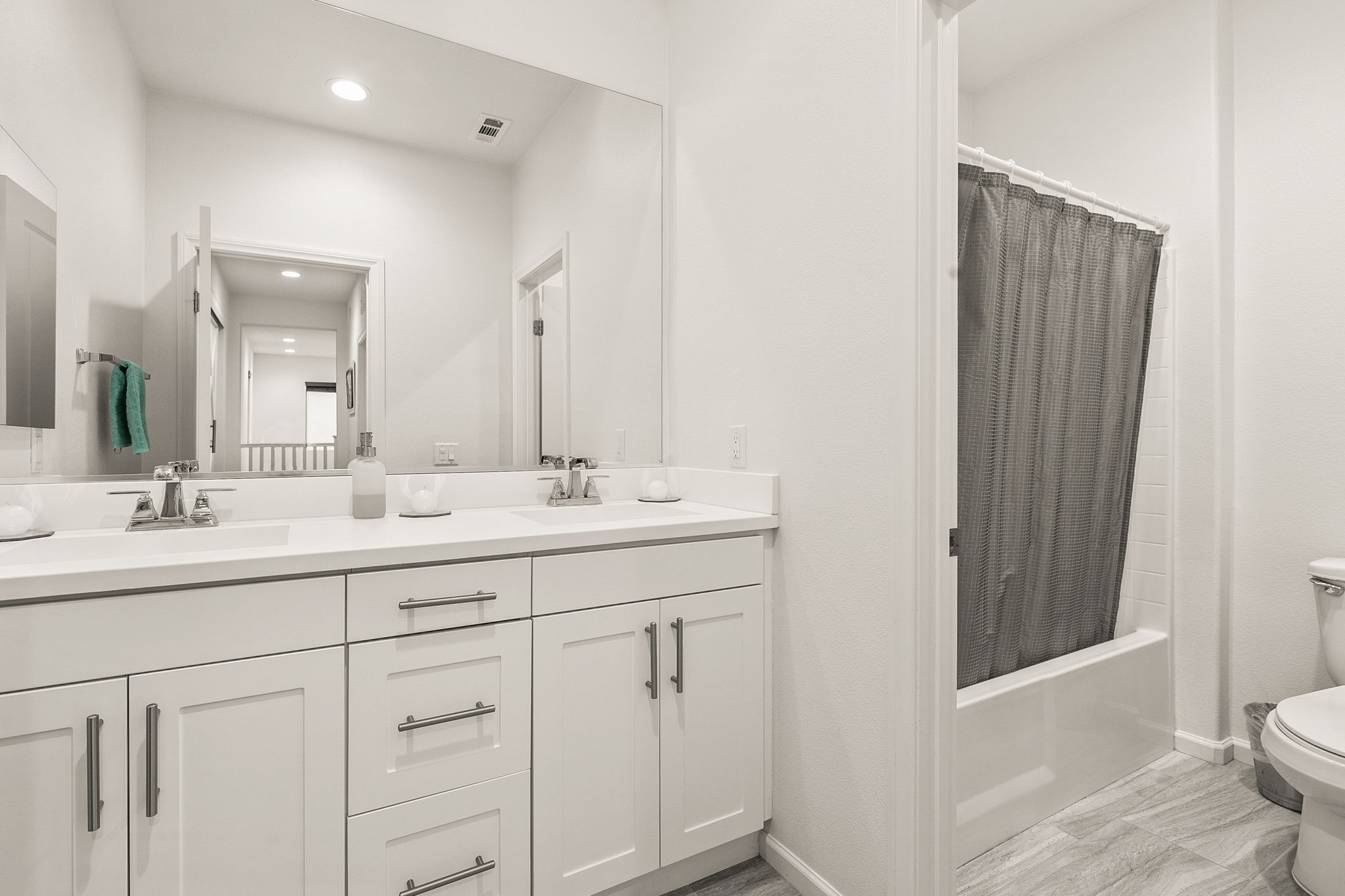 Upstairs Full Guest Bathroom (3)