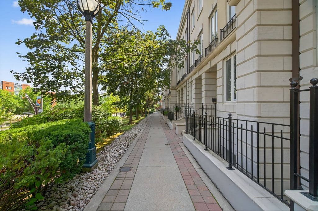 252 Spadina Rd