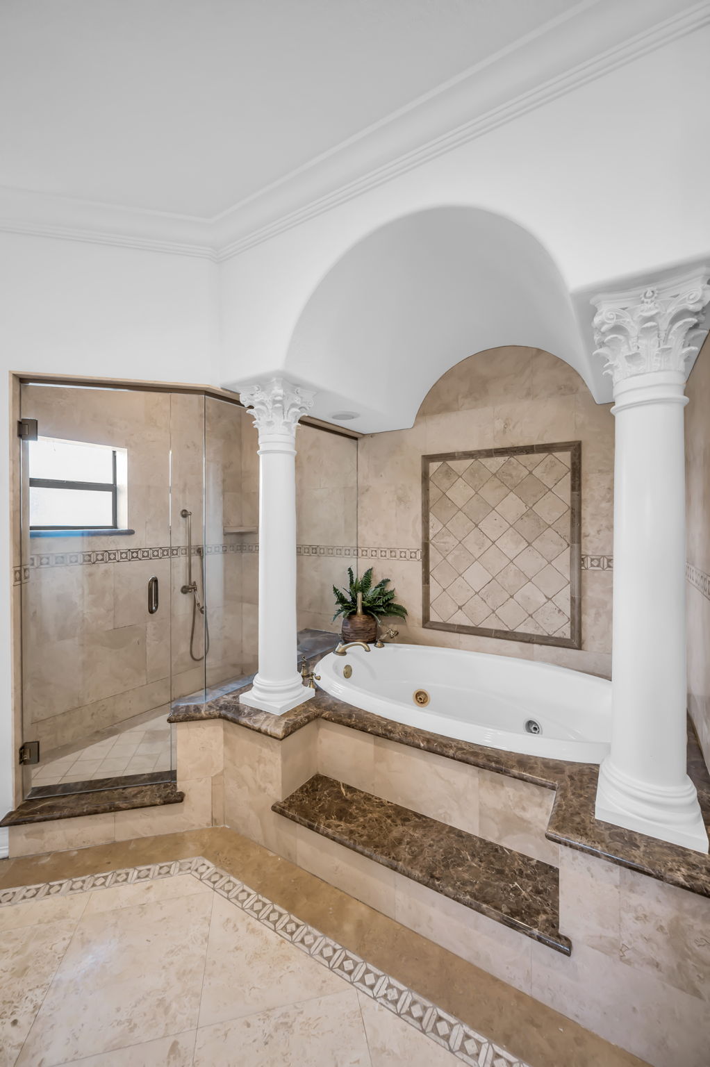 Upper Level Primary Bathroom1b