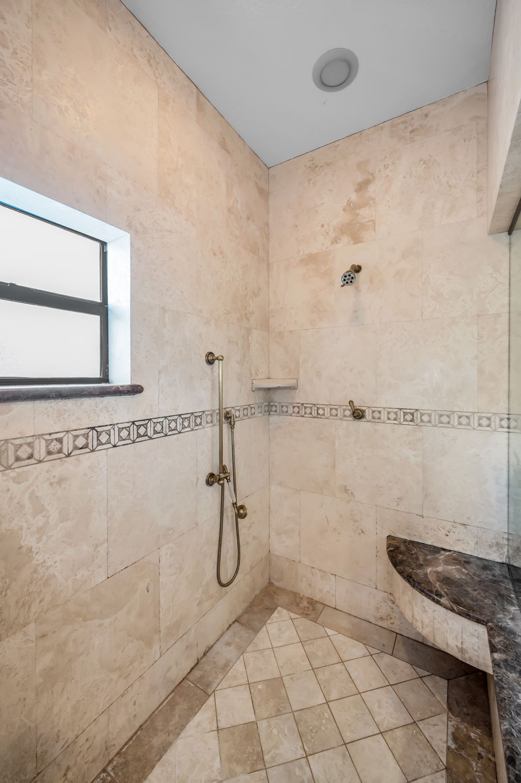 Upper Level Primary Bathroom1c