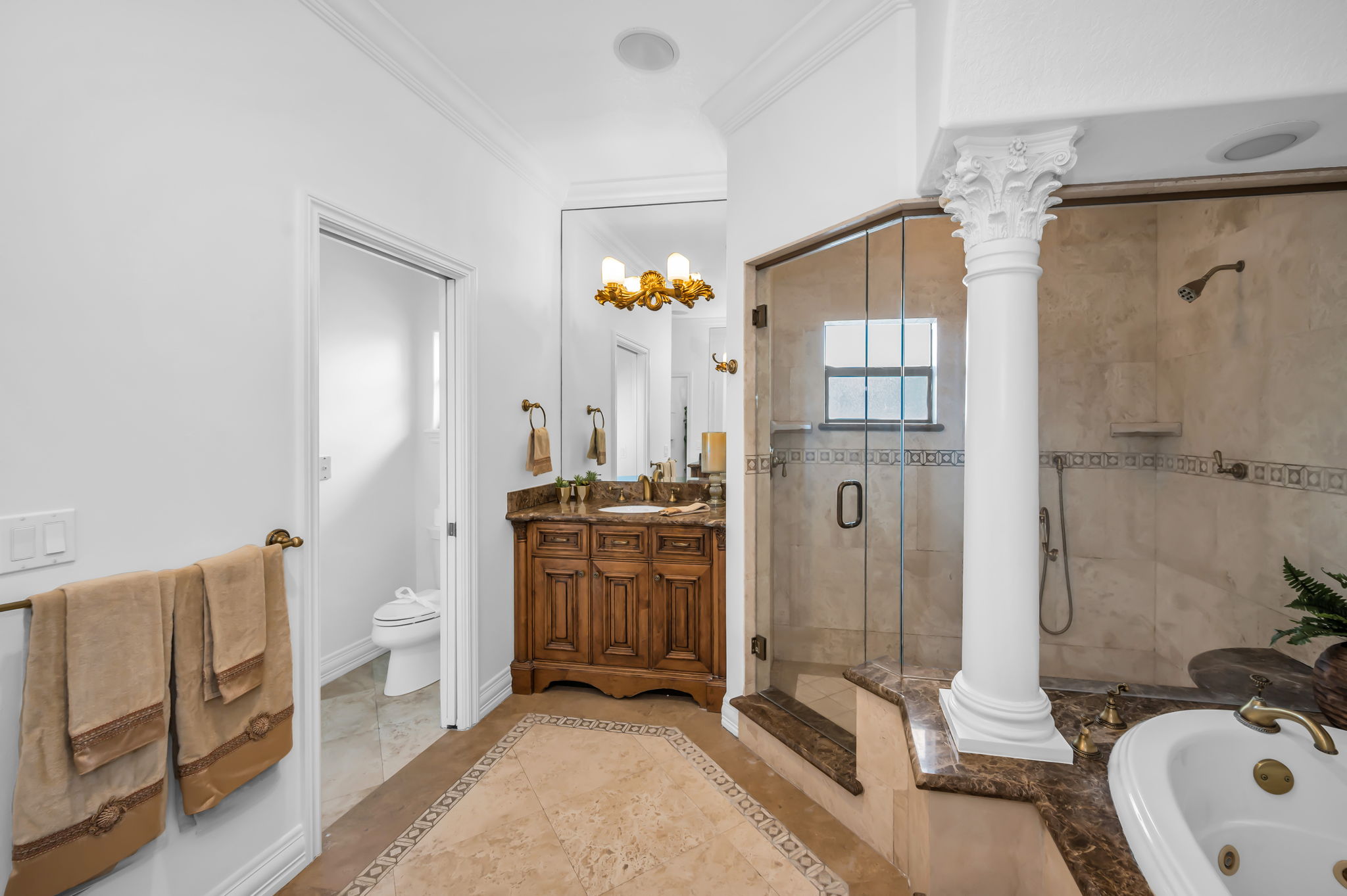 Upper Level Primary Bathroom1e