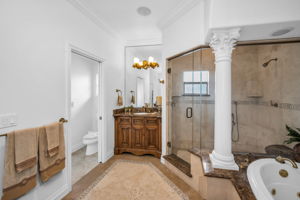 Upper Level Primary Bathroom1e