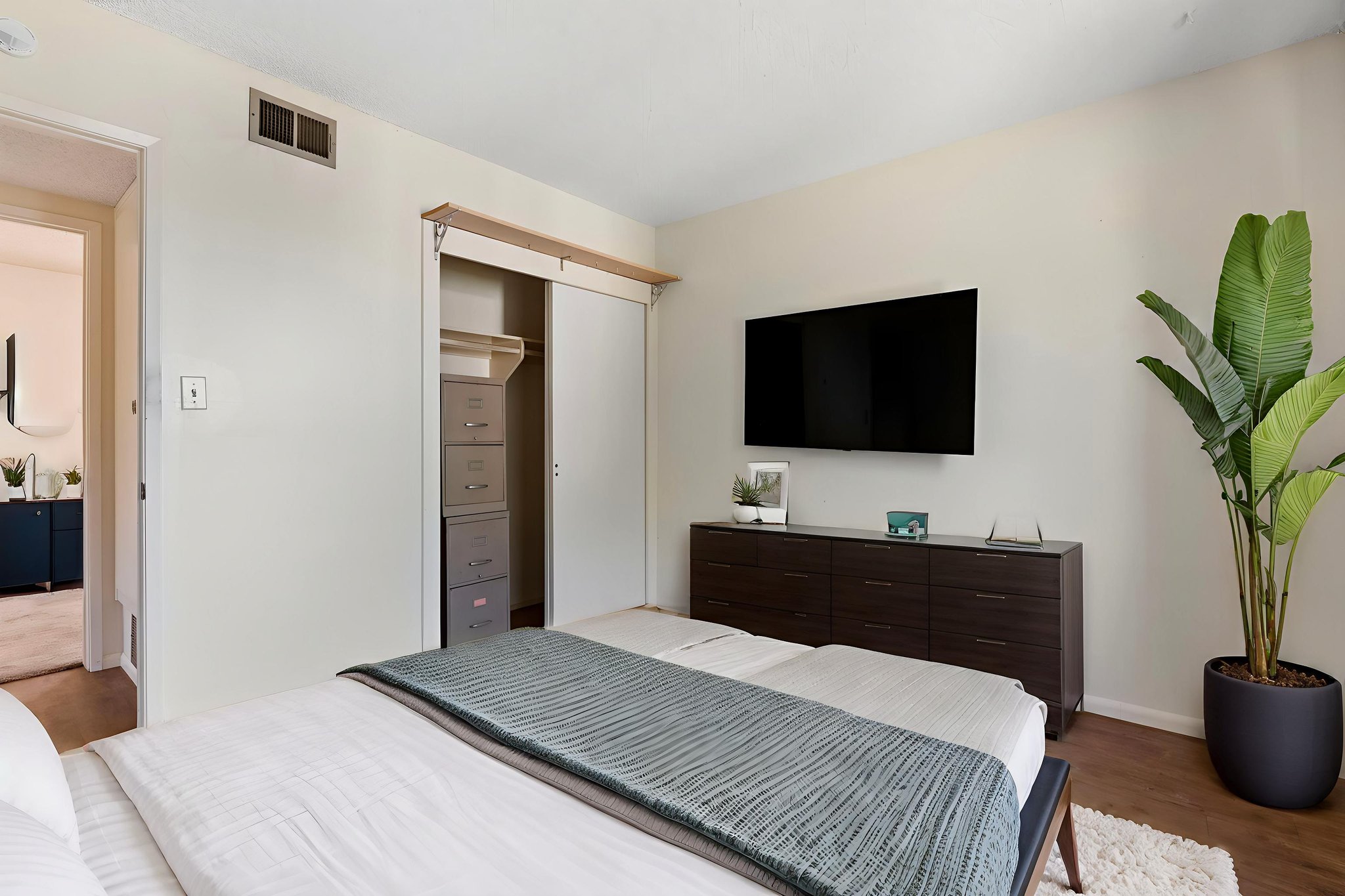 DSC09398 virtually staged.jpeg