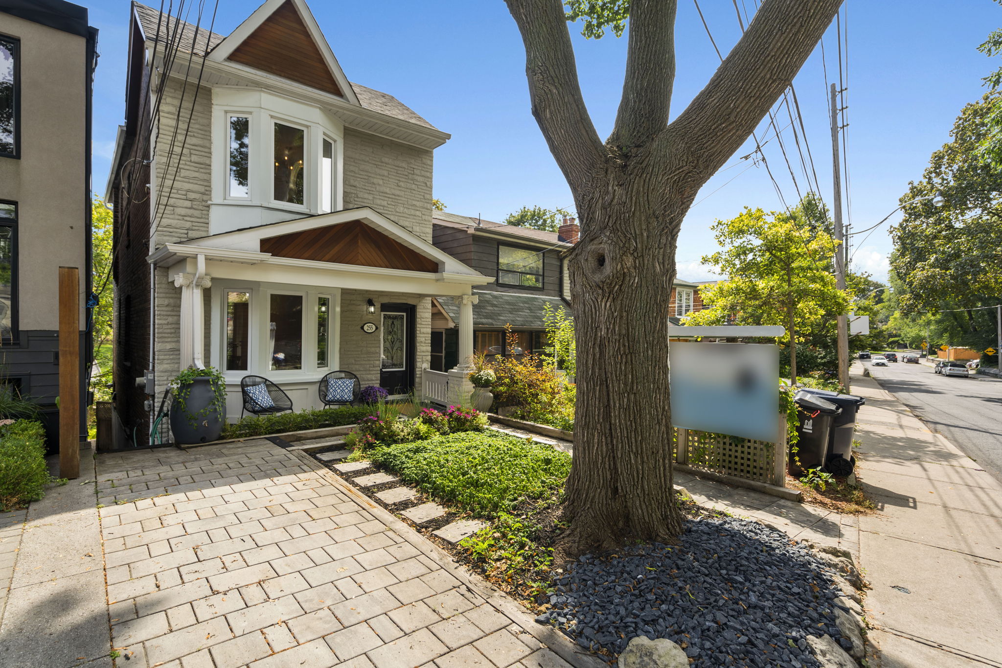 255 Eastwood Rd Toronto, ON M4L 2E2