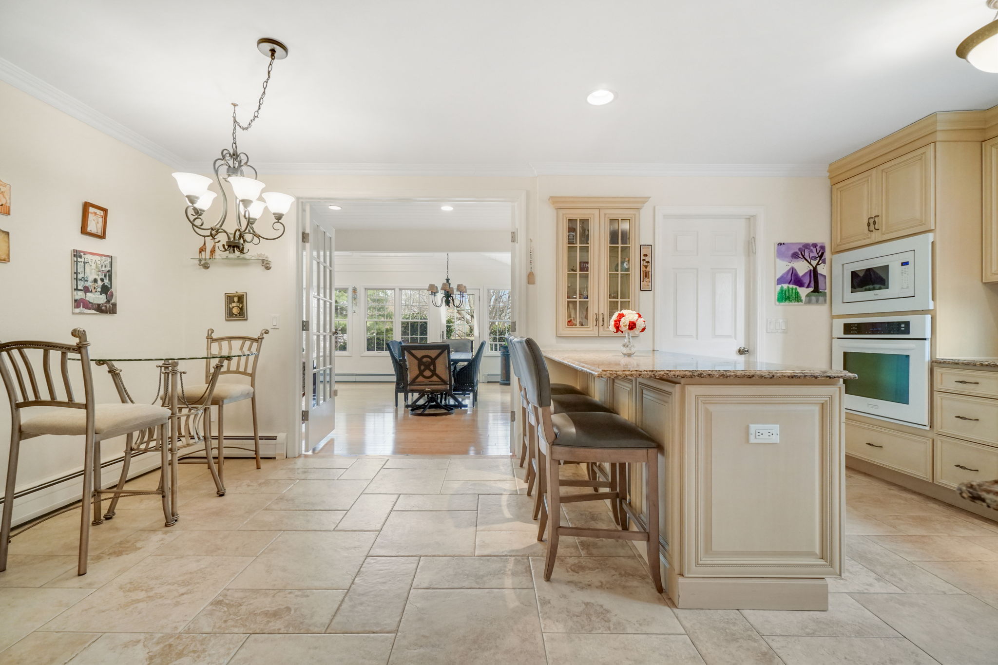 EAT-IN KITCHEN