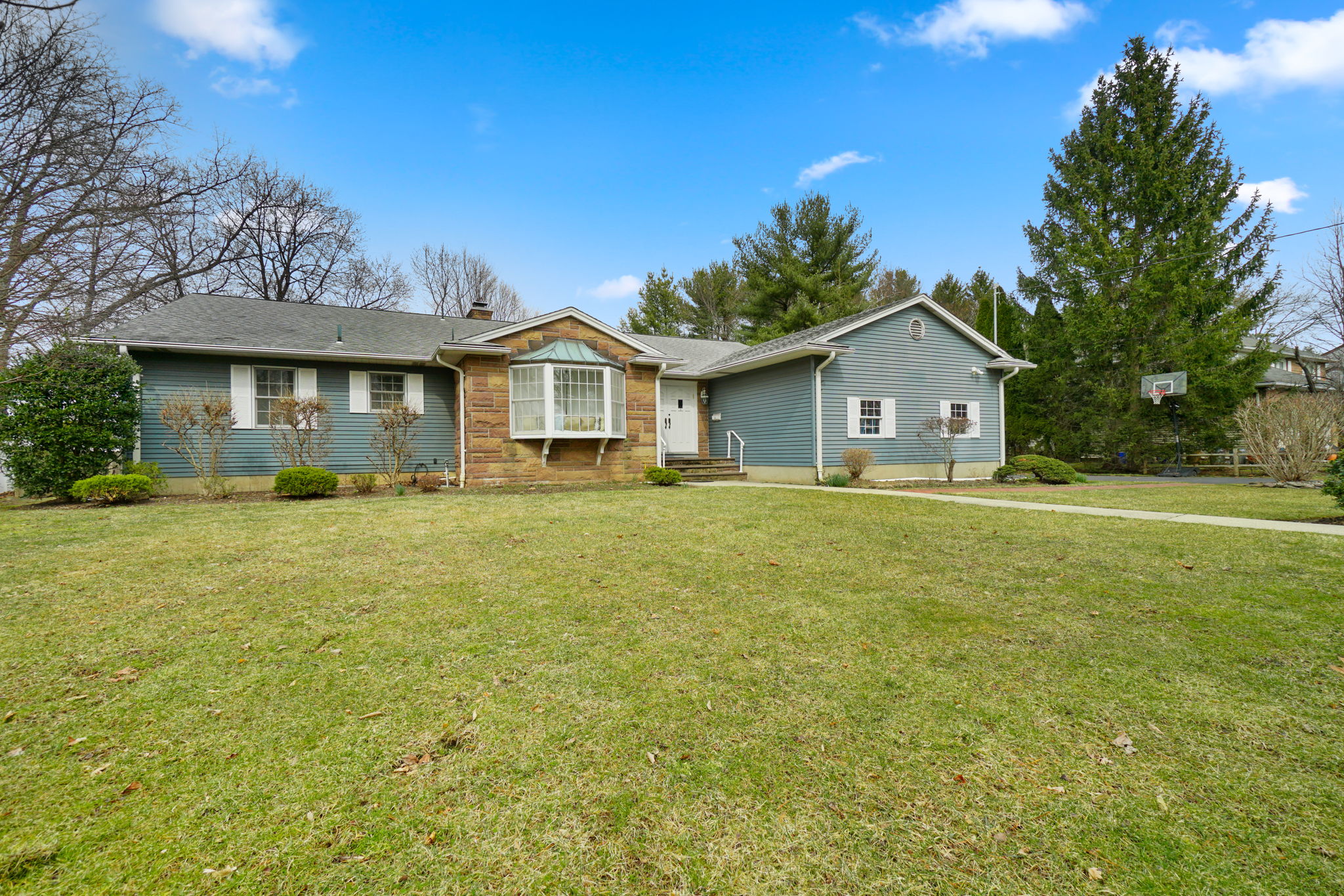 BEAUTIFUL RANCH ON TENAFLY BOARDER