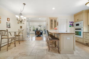 EAT-IN KITCHEN