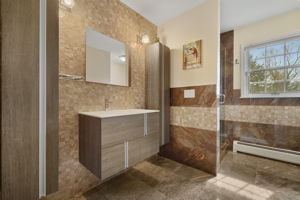 FULL BATHROOM #2