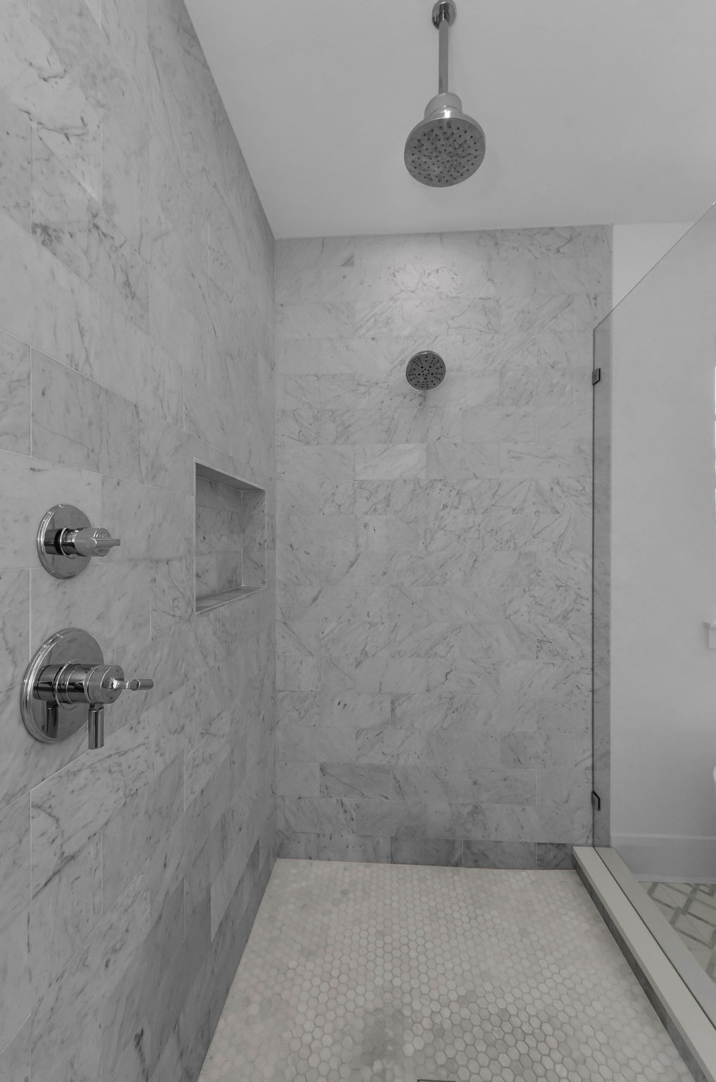 Upper Level Primary Bathroom1c