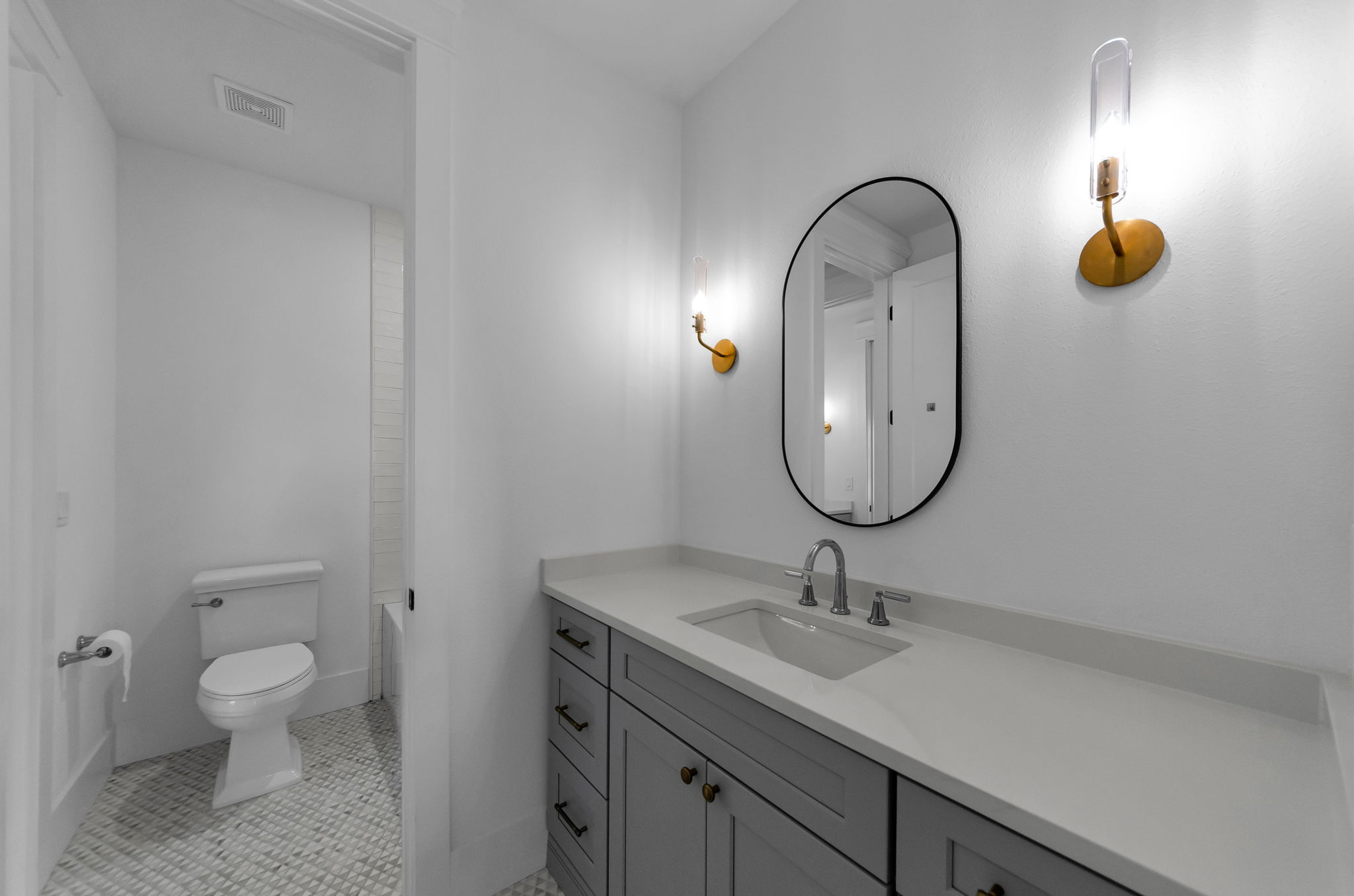Upper Level Bathroom2c