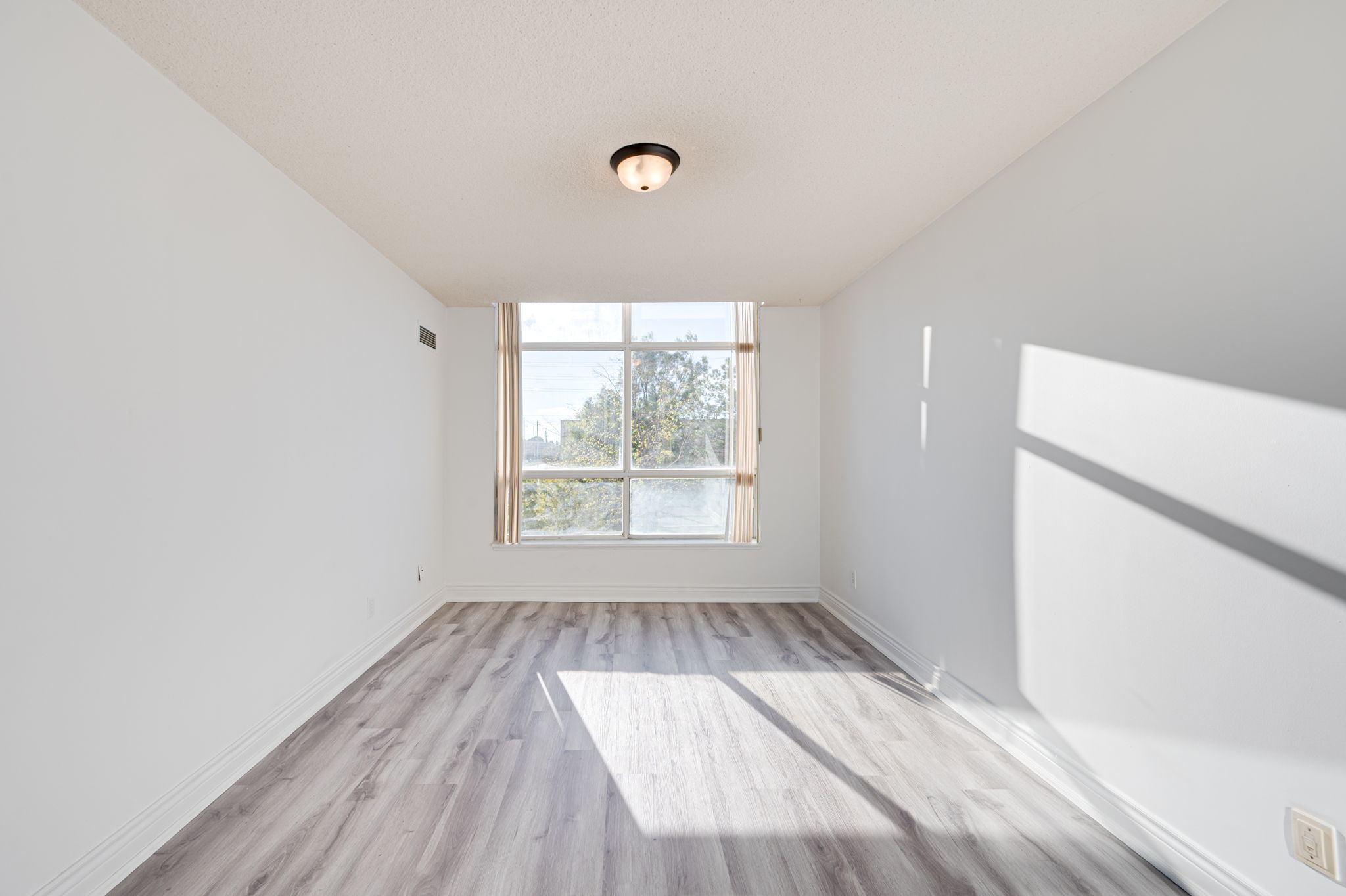 2550 Lawrence Ave E Unit 205 Toronto, ON M1P 4Z3