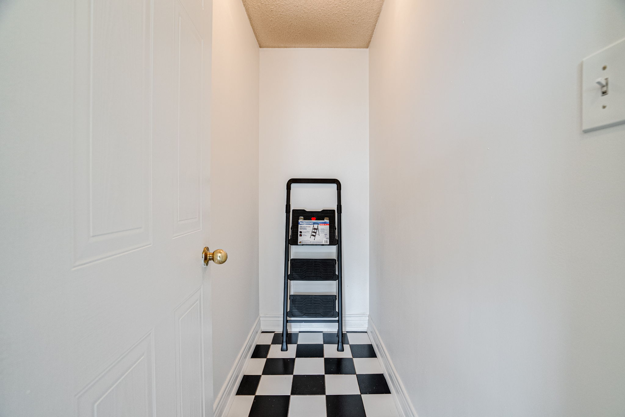 2550 Lawrence Ave E Unit 215 Toronto, ON M1P 4Z3