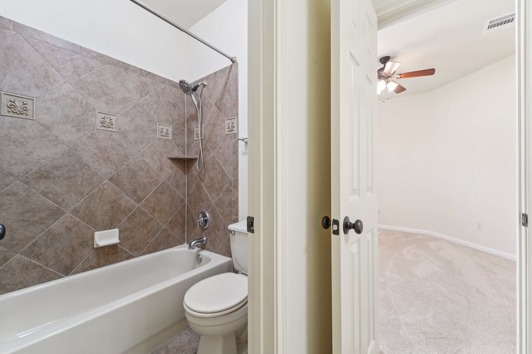 Vinechase Dr-S1704-028.jpg