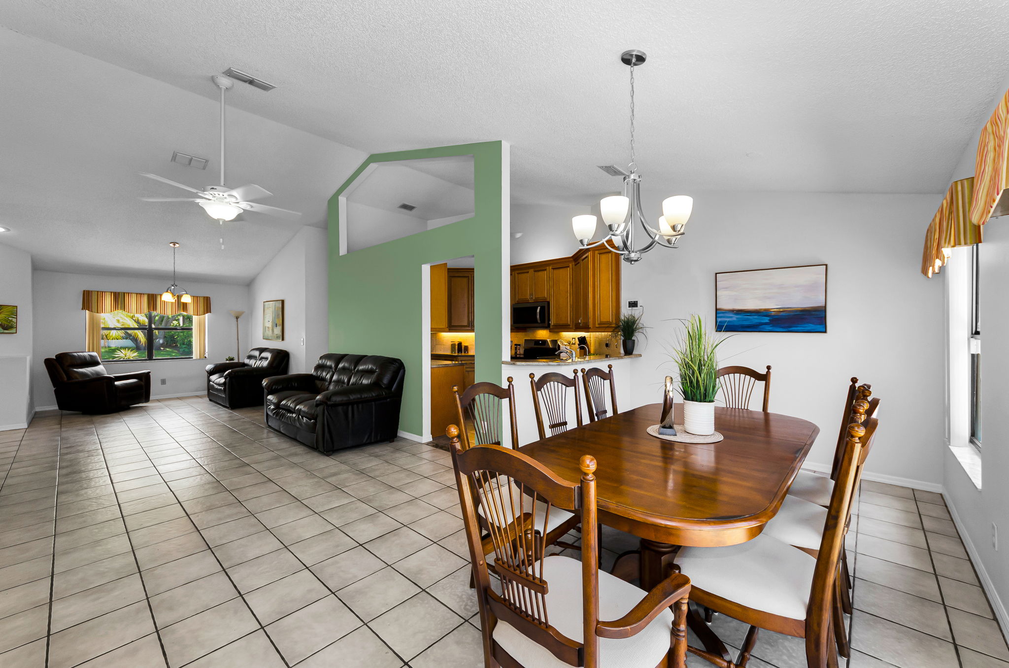 Kitchen Eat-in Area4