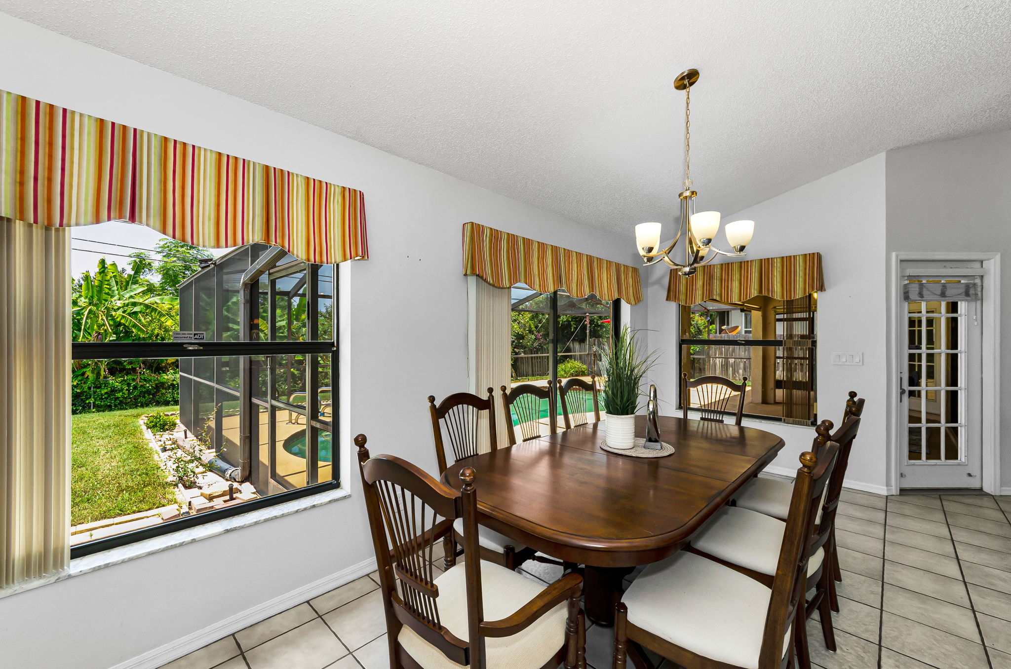 Kitchen Eat-in Area2