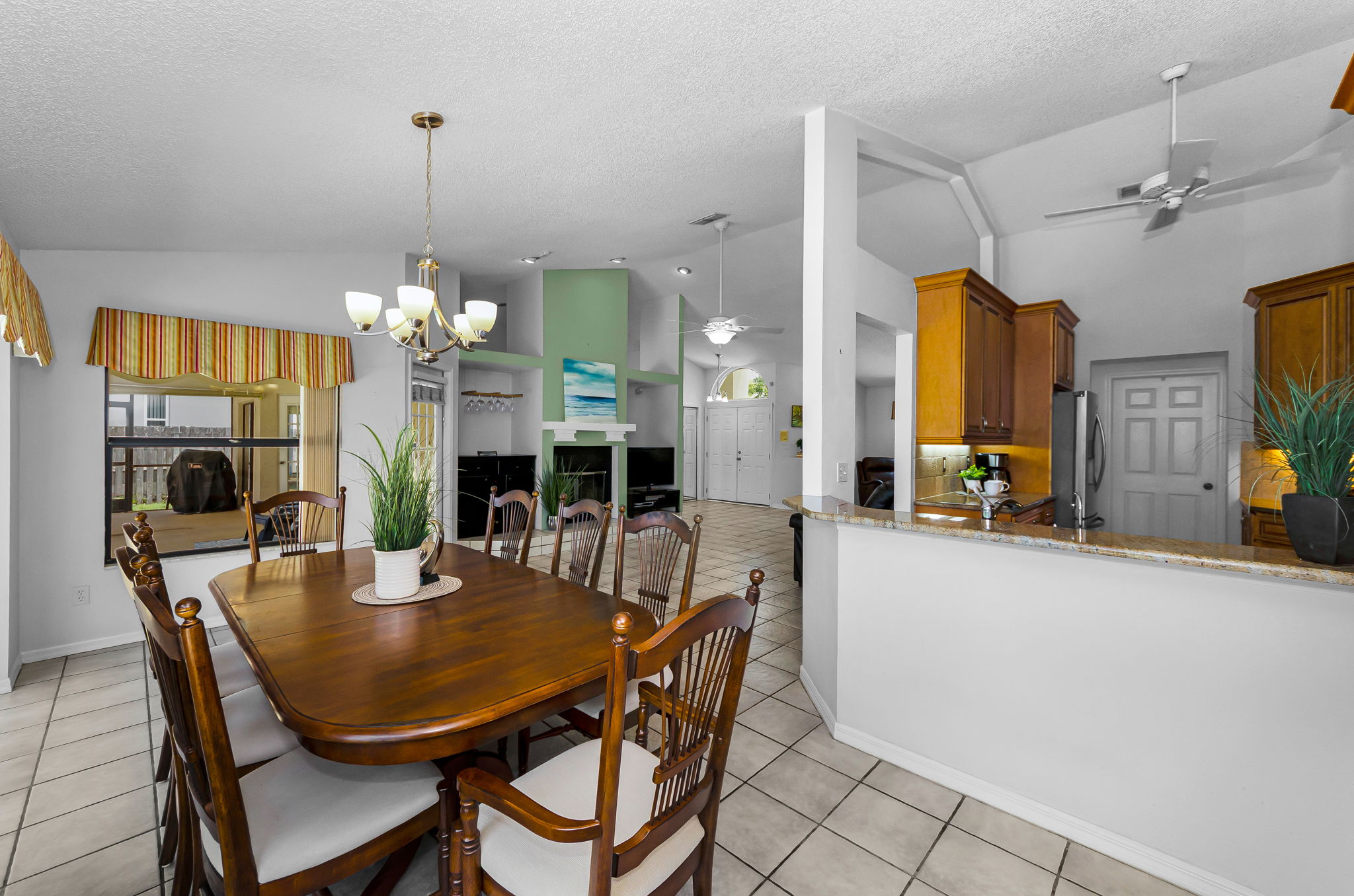 Kitchen Eat-in Area3