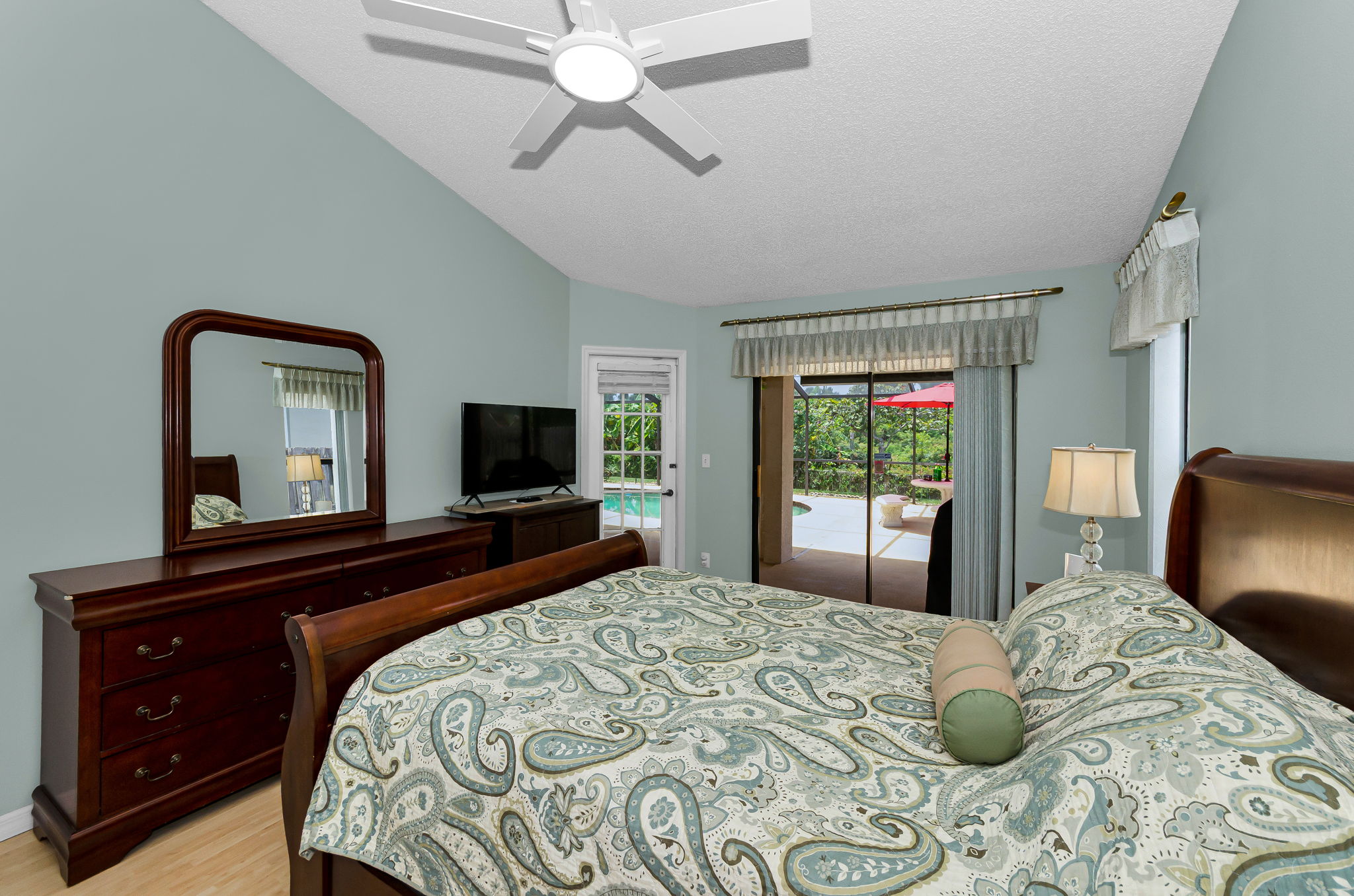 Primary Bedroom1b